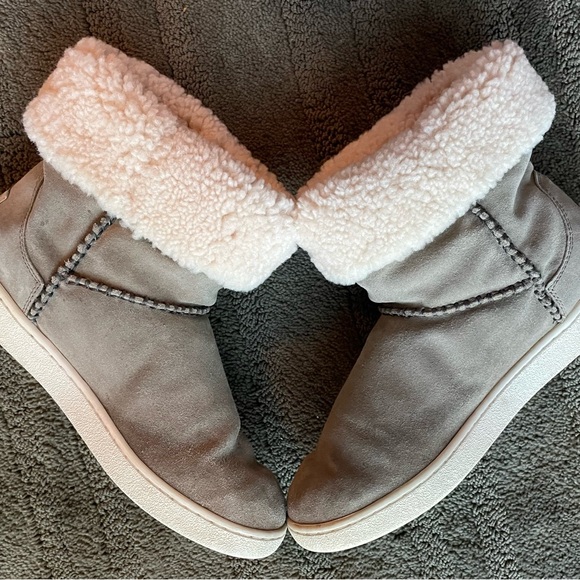 UGG Women's Shearling WOOL-Lined tan boots, excellent condition size 10! - Picture 1 of 11